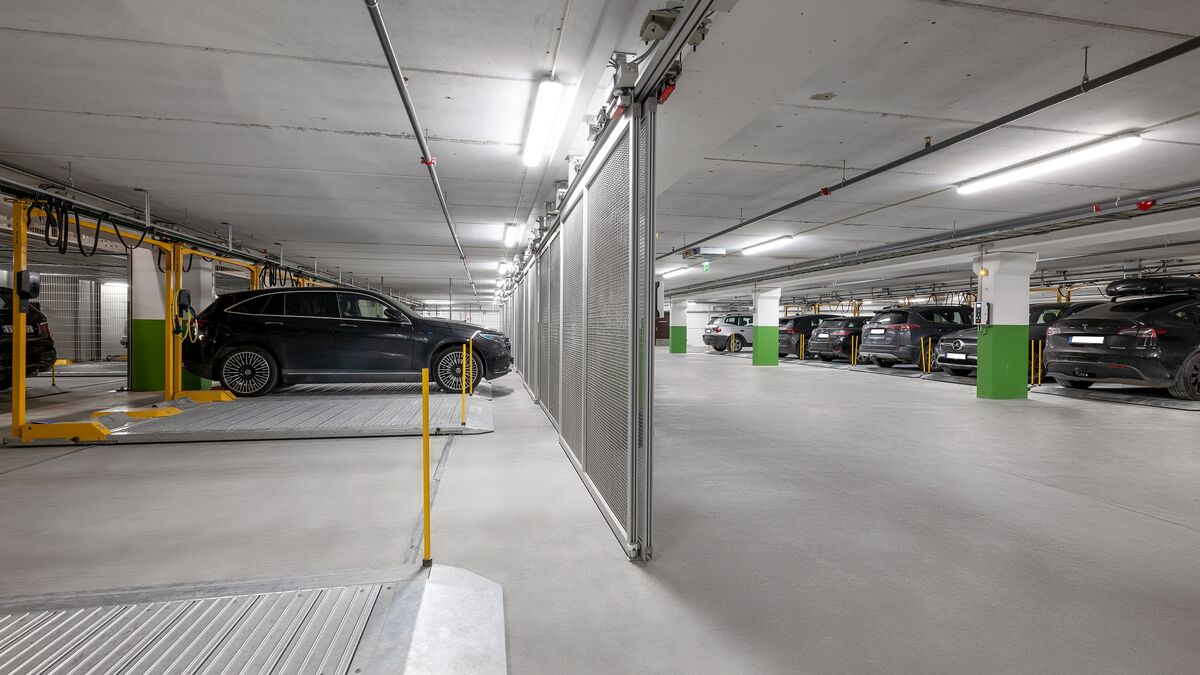 WÖHR Parking Platform 601 in an underground garage with several vehicles on movable parking platforms for optimal use of the available parking space.