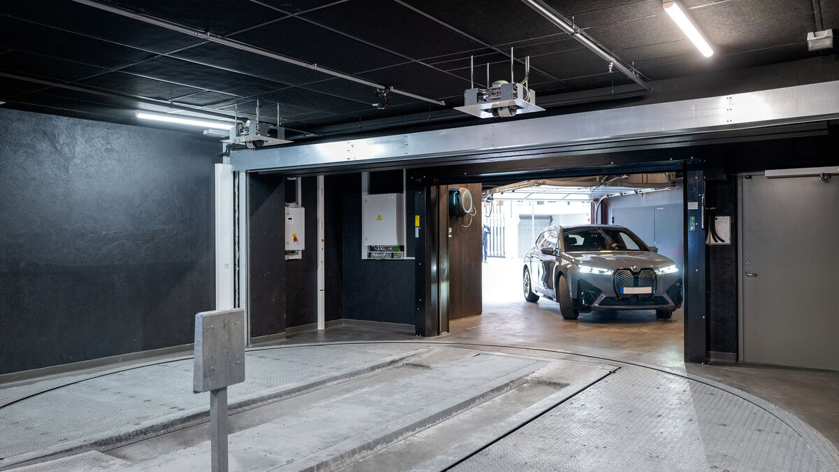 The car drives into the parking system’s entry bay