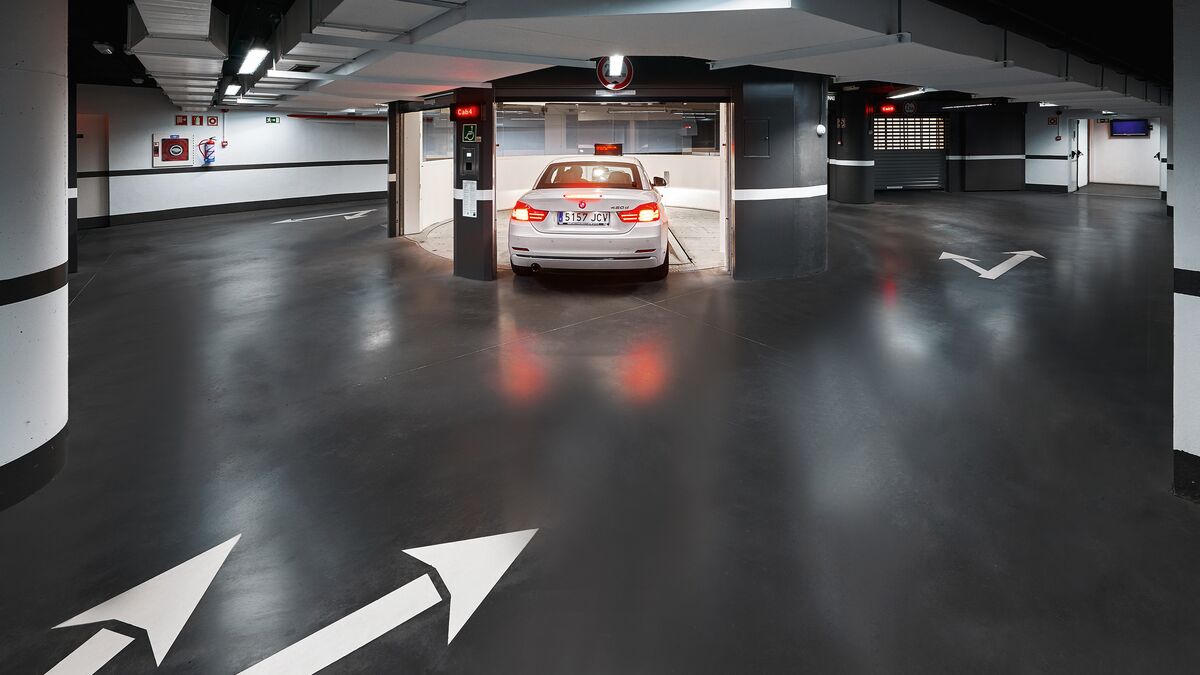 The car drives into the PARKSAFE’s entry bay