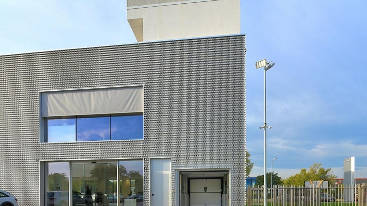 1653037934-8621_1-car-lift-ip1-hmt-v07-8.jpg