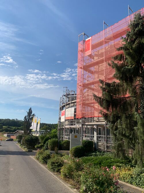 Exterior view of the WÖHR Autoparksysteme GmbH premises with scaffolding