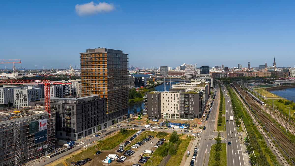 Exterior view of the Roots skyscraper in HafenCity in daylight