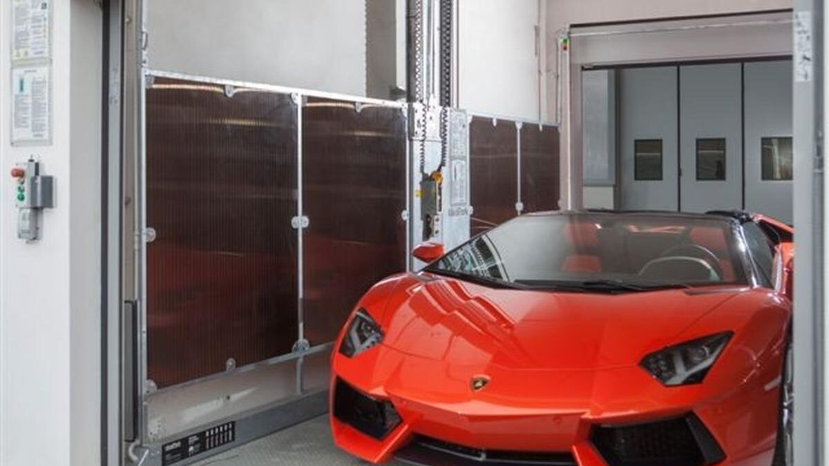 1452677348-72_1-1-car-lift-with-driver-on-board.jpg