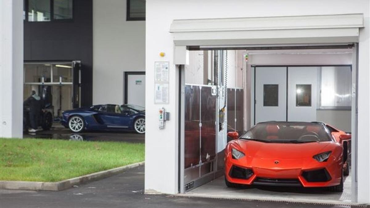 1452677349-66_1-2-car-lift-with-driver-on-board.jpg