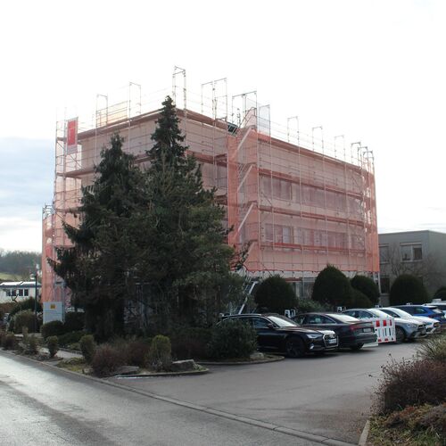 Exterior view of the WÖHR Autoparksysteme GmbH company building with scaffolding