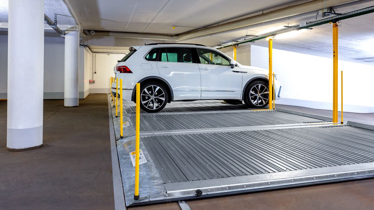 Parkplatte with a car parked on top of it in an underground car park