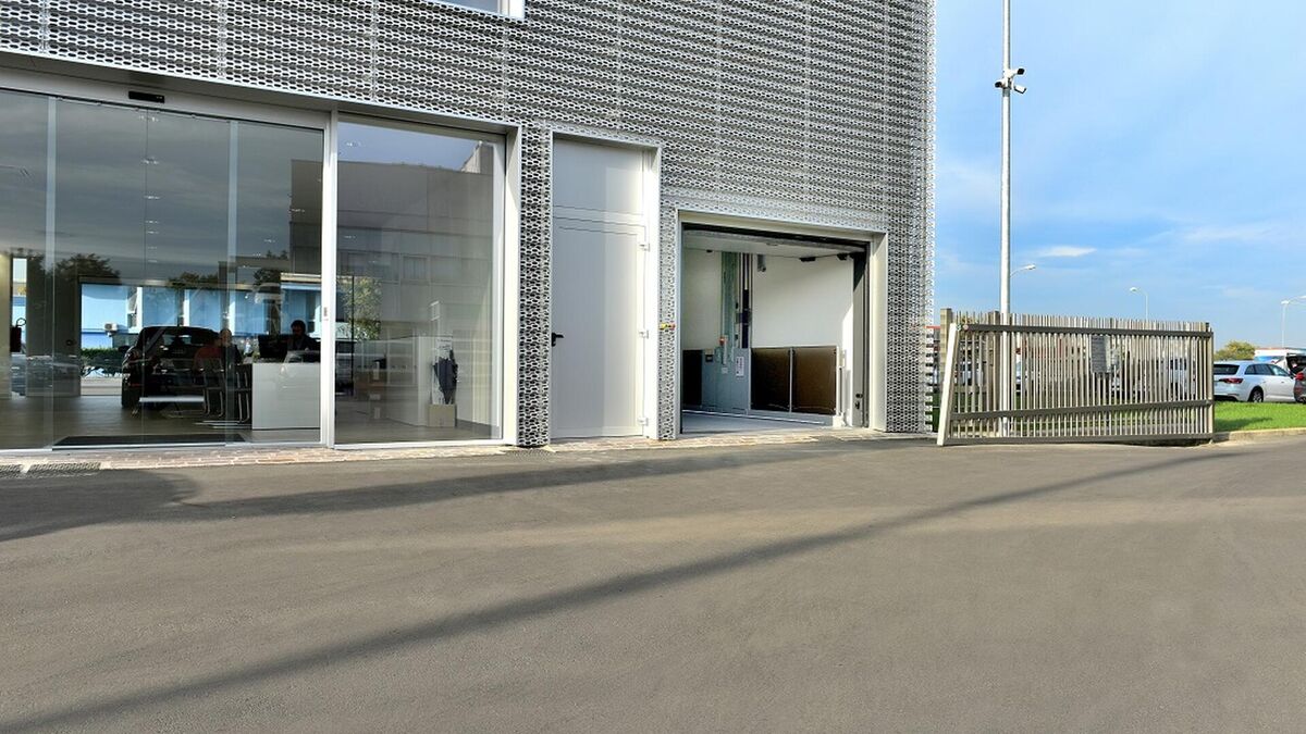 1653037934-518_1-car-lift-ip1-hmt-v07-1.jpg