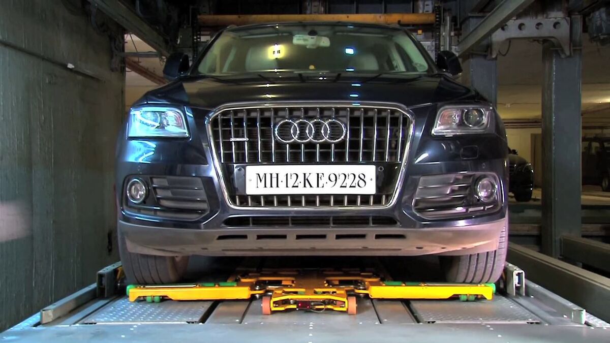 Car on a parking pallet in a parking system