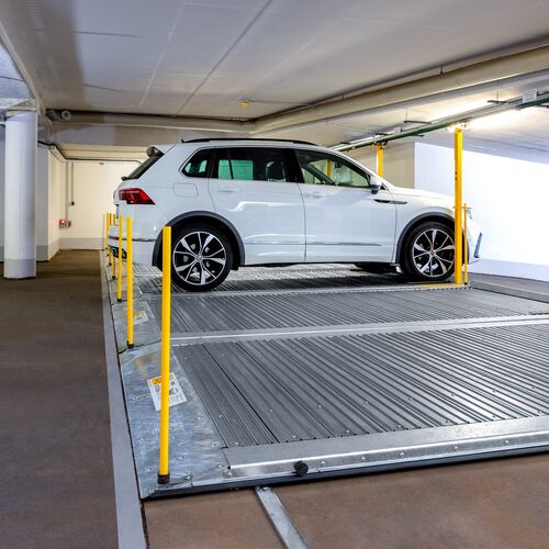 Parkplatte with a car parked on top of it in an underground car park