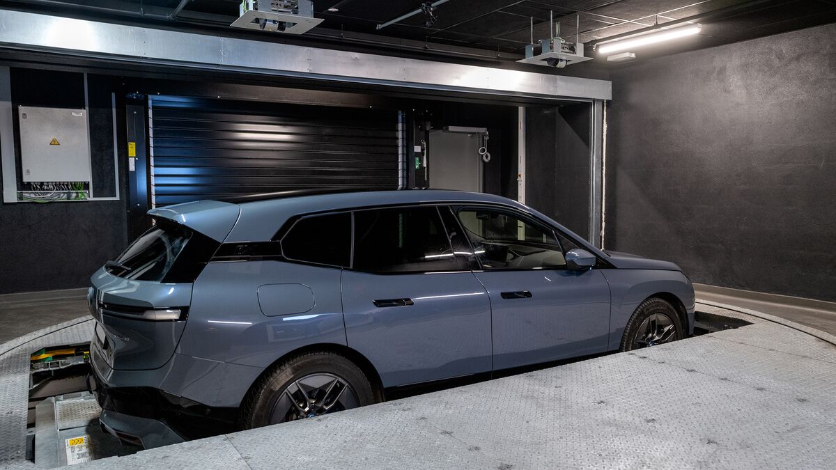 The car is positioned in the handover bay, ready for the parking process