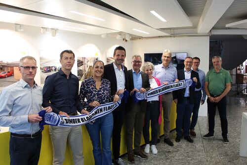 Group photo of 10 people wearing a Binder Blaubären scarf