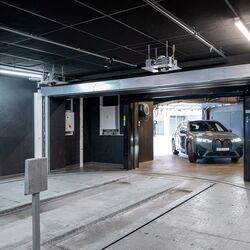 The car drives into the parking system’s entry bay