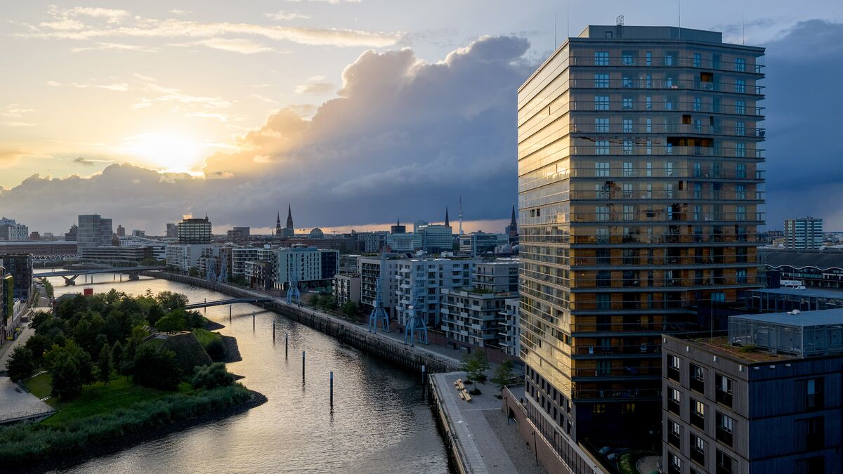 Exterior view of the Roots skyscraper in HafenCity at dusk