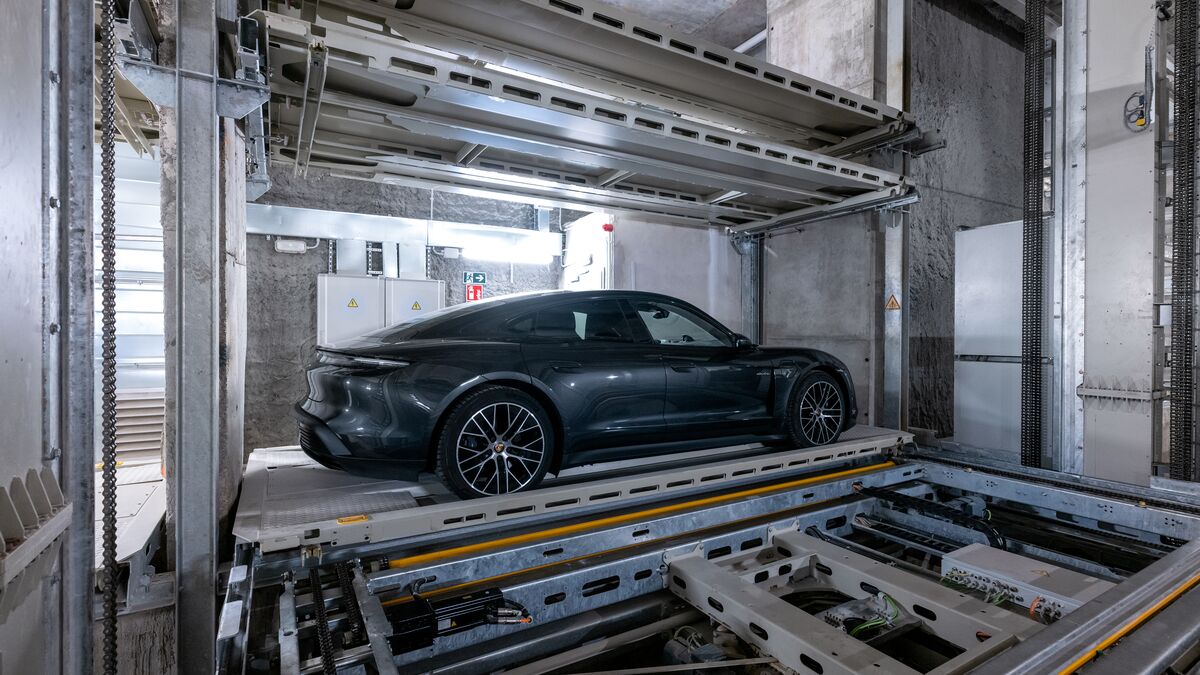 Car on a parking pallet in a parking system